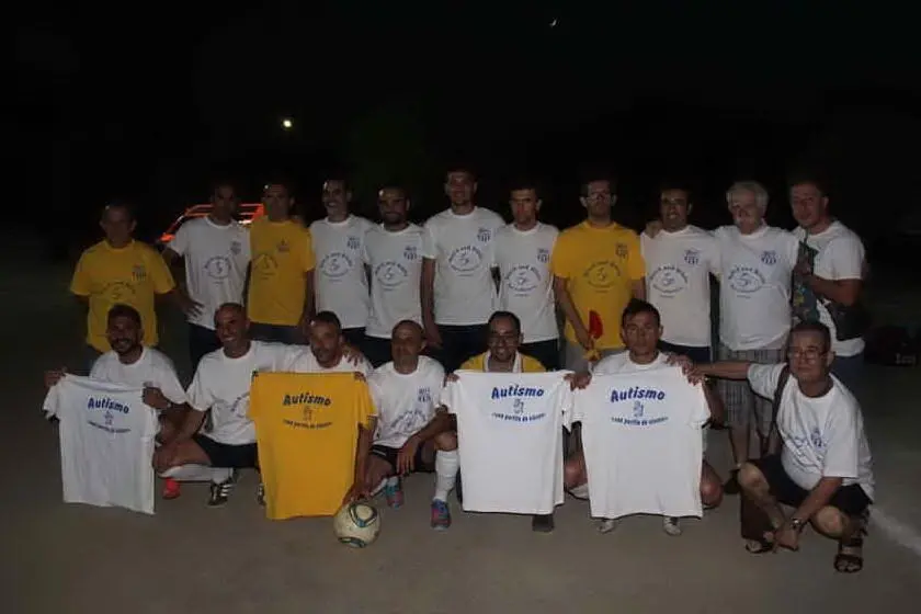 Mariolino Schirru (ultimo in basso a destra) durante un'iniziativa sportiva per sensibilizzare sull'autismo