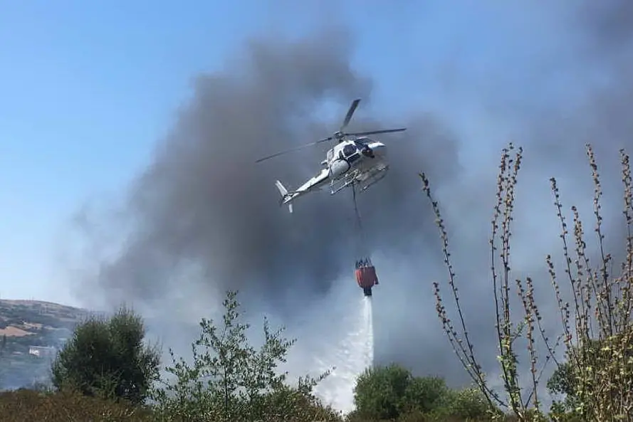 Un elicottero impegnato nello spegnimento di un incendio