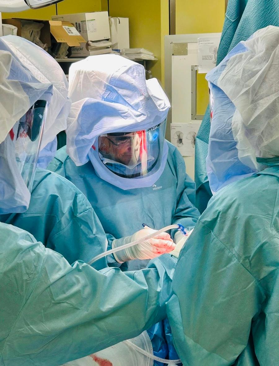 Nuova anca con protesi su misura in 3D e trapianto di osso: 