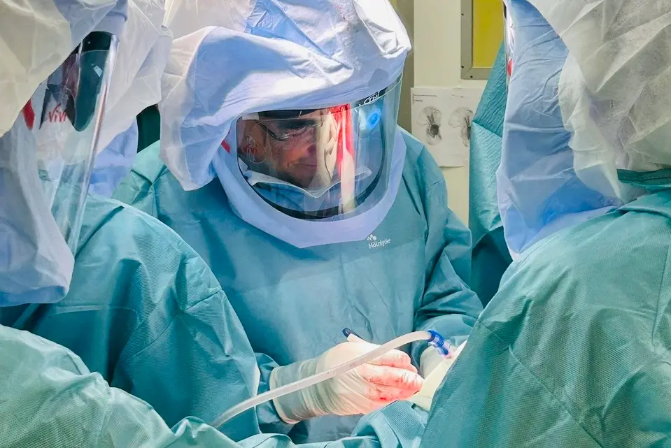 Il professor Antonio Capone in sala operatoria al Policlinico Duilio Casula