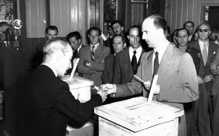 Re Umberto II al seggio per il voto al referendum