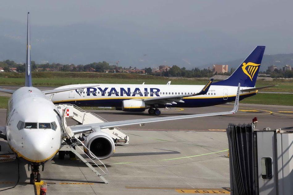 Sciopero Ryanair, la compagnia a Calenda: &quot;I suoi commenti sono deplorevoli&quot;
