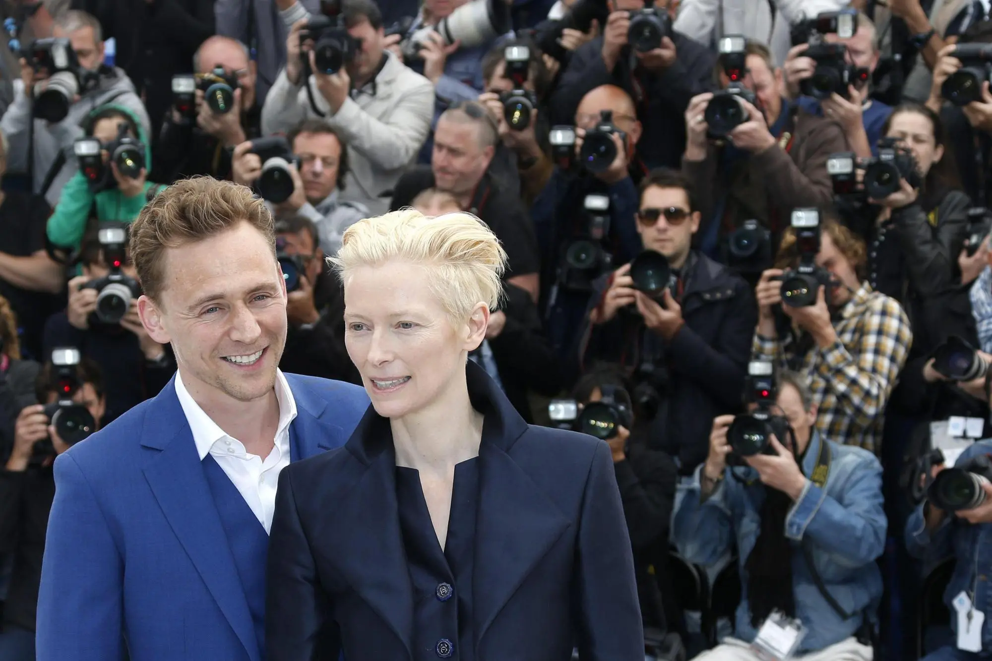 A sinistra Tom Hiddleston (EPA/GUILLAUME HORCAJUELO)