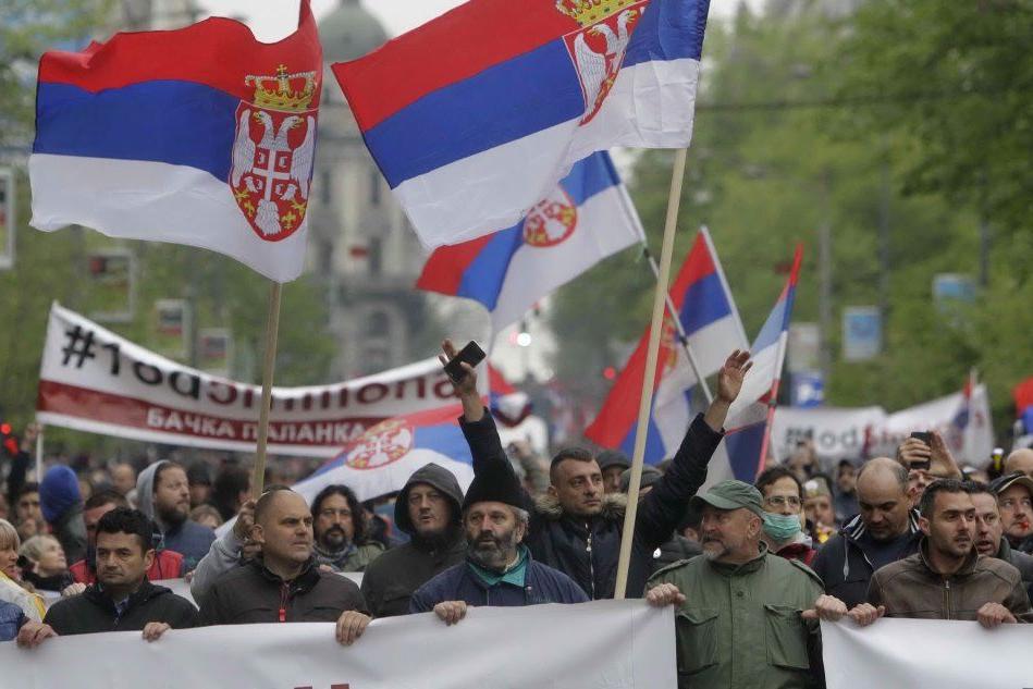 Serbia, migliaia in piazza contro il presidente Vucic