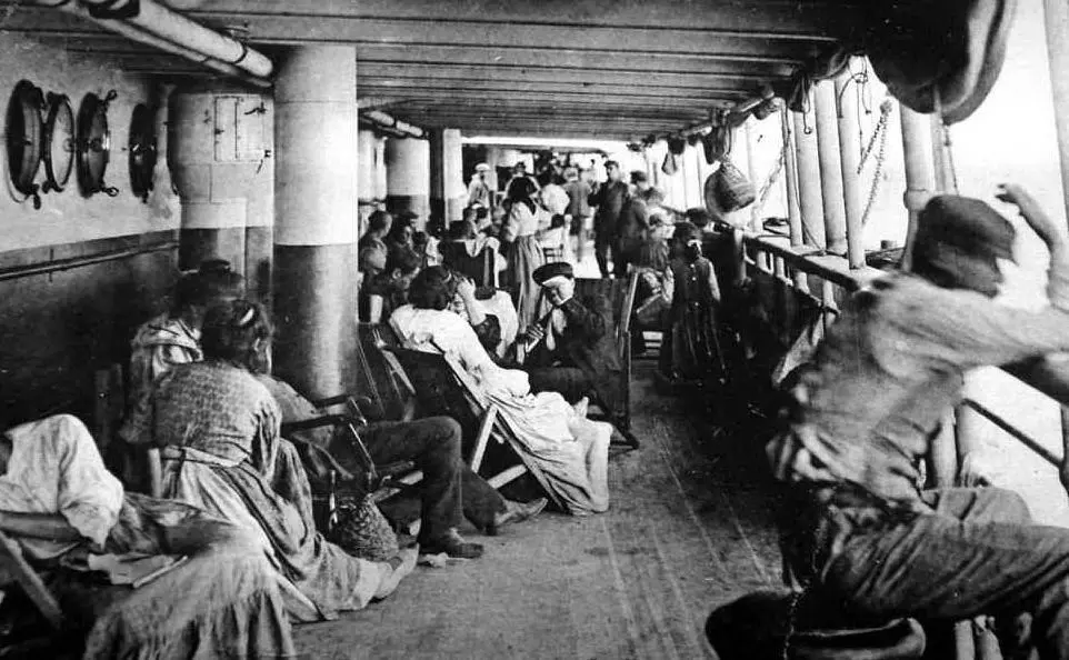 Emigrati in viaggio nel Novecento (Archivio L'Unione Sarda)