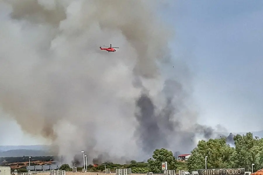 L'incendio a Ghilarza (foto inviata dal nostro lettore Giuseppe L.)