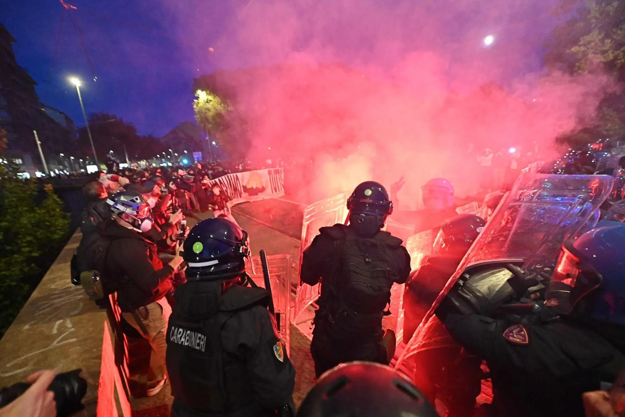 Tensioni durante una delle proteste (ANSA/ALESSANDRO DI MARCO)