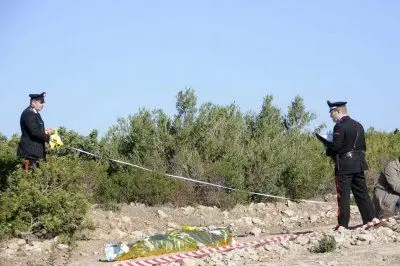 Il luogo in cui è avvenuto l'incidente, in primo piano il corpo della vittima - foto Chergia