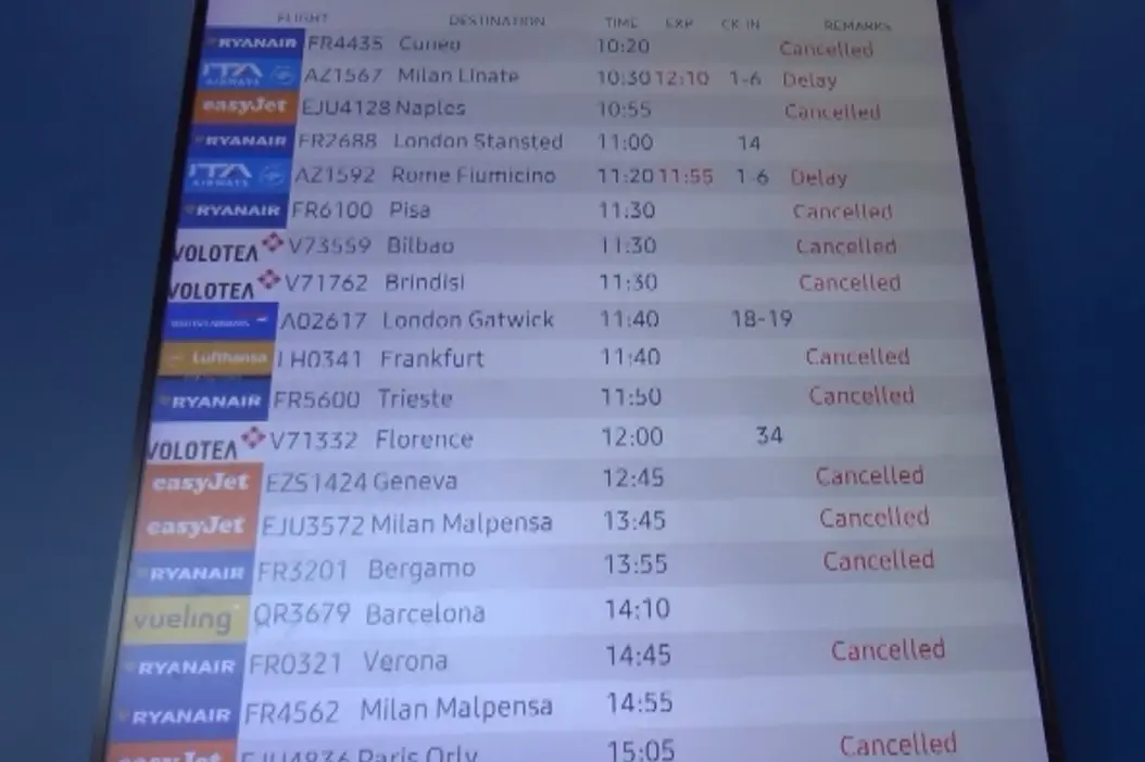 Il tabellone che segna i voli cancellati all'aeroporto di Cagliari-Elmas (L'Unione Sarda)