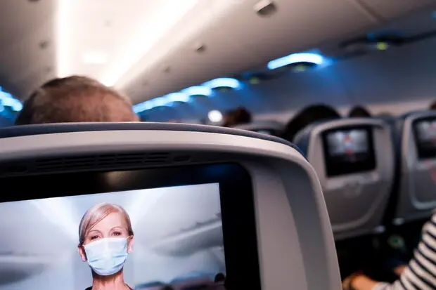 In Italia resta l'obbligo di mascherina in aereo (Ansa)