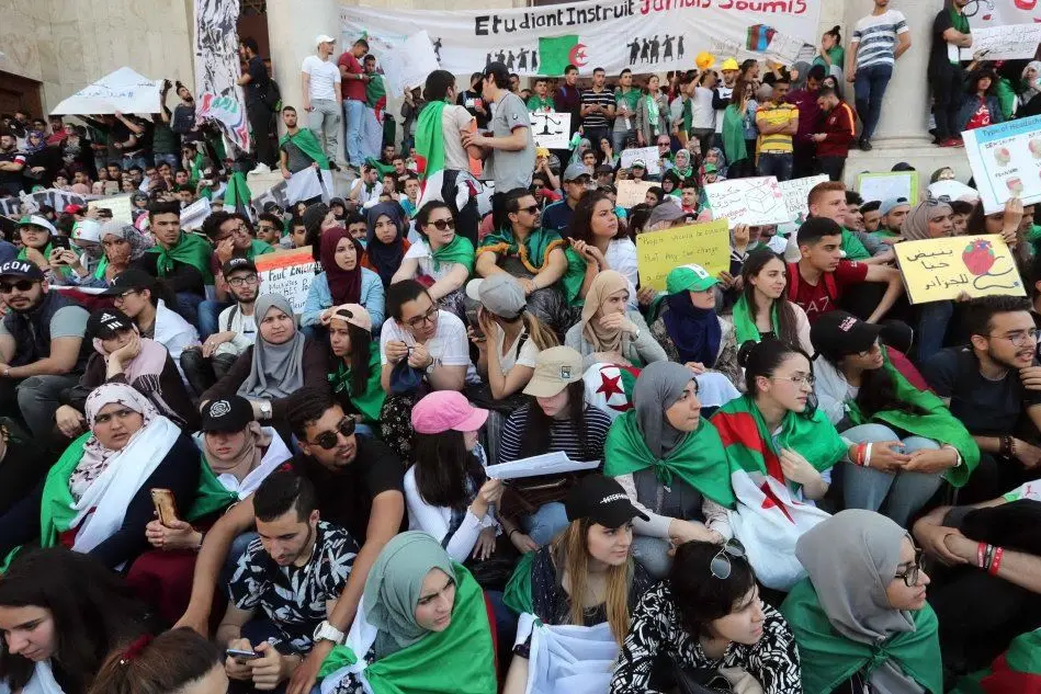 Studenti manifestano ad Algeri (Ansa)