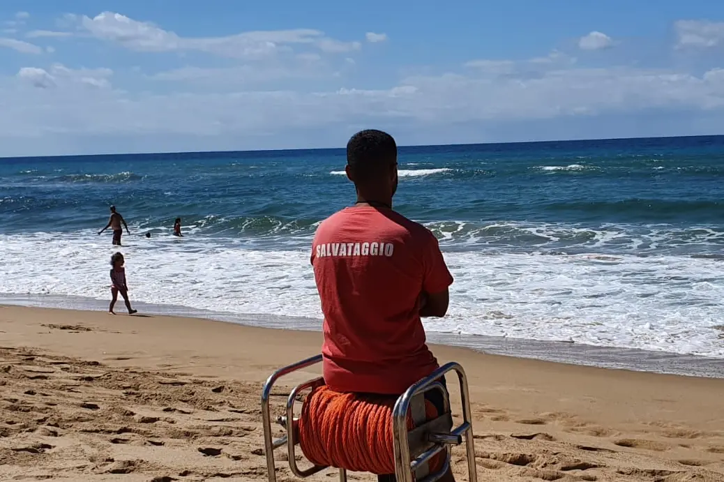 Un bagnino in spiaggia (Archivio L'Unione Sarda)