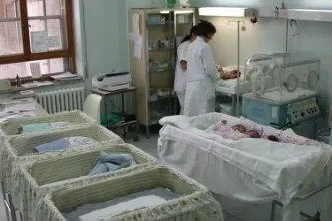 Bambini nella culla di un ospedale