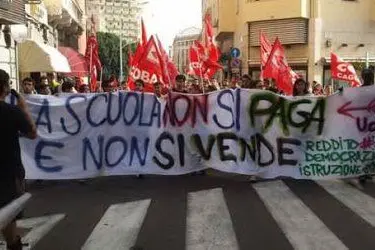 La protesta degli studenti a Cagliari (foto twitter @UdS_Studenti)