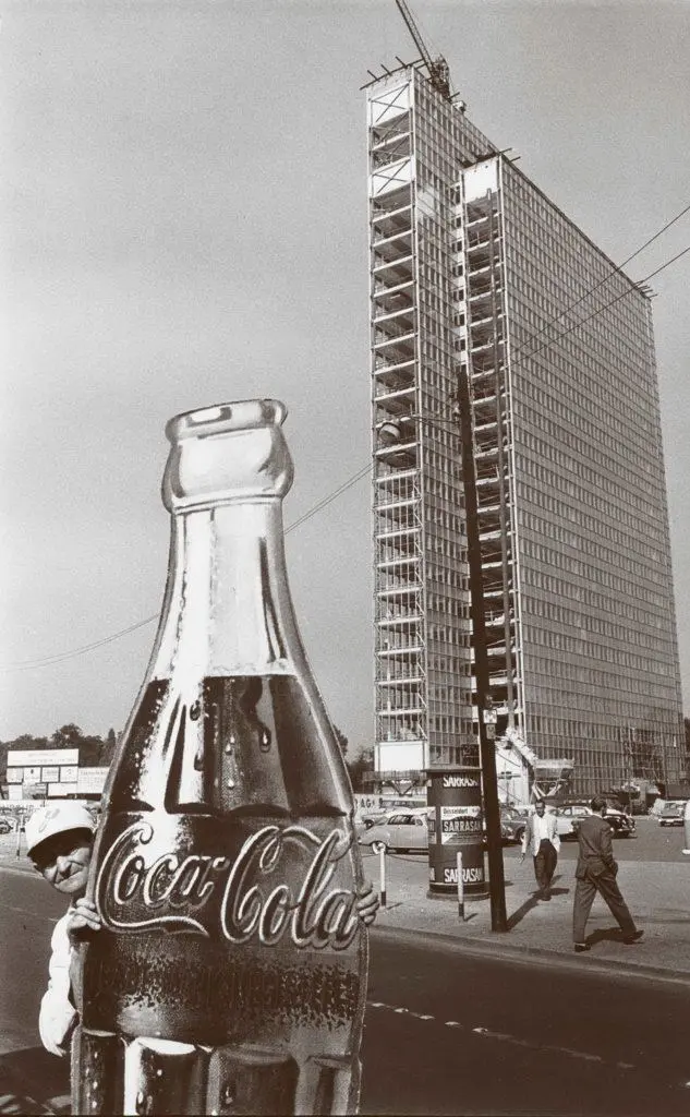 Costruzione di un edificio a Düsseldorf 1959\r Serie “Die Deutschen”\r © René Burri