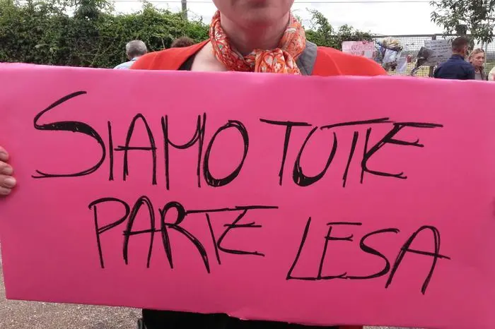 Un momento della manifestazione organizzata dalle associazioni contro la violenza sulle donne sul luogo dove è stata uccisa la 22enne Sara Di Pietrantonio, a via Magliana, Roma, 2 giugno 2016.. ANSA
