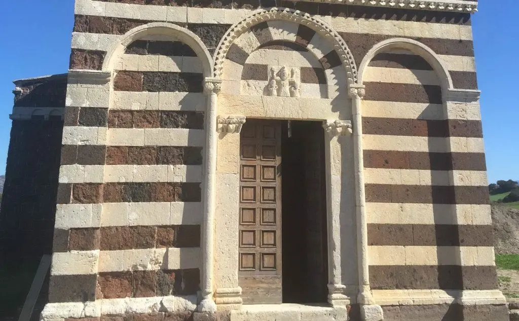 L'ingresso della chiesa di San Pietro