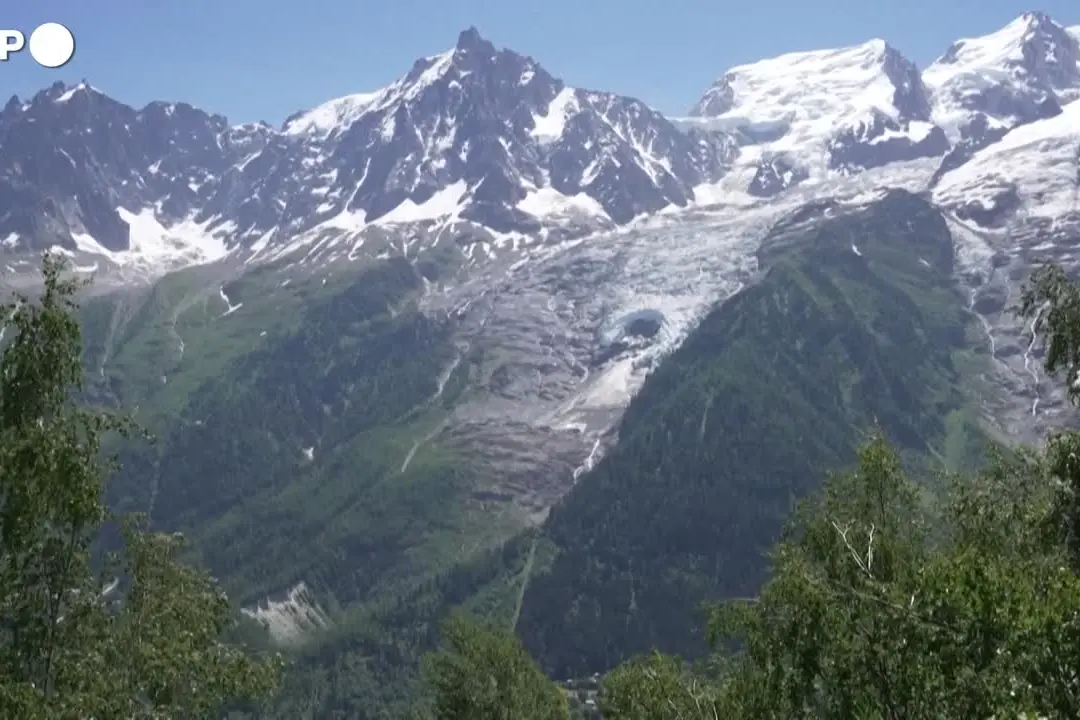 L'inesorabile scioglimento del ghiacciaio Bossons nella valle di Chamonix