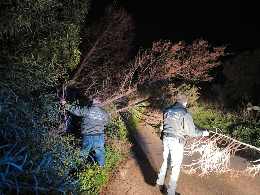 Voragini e alberi sulla strada, viabilità compromessa a Capoterra