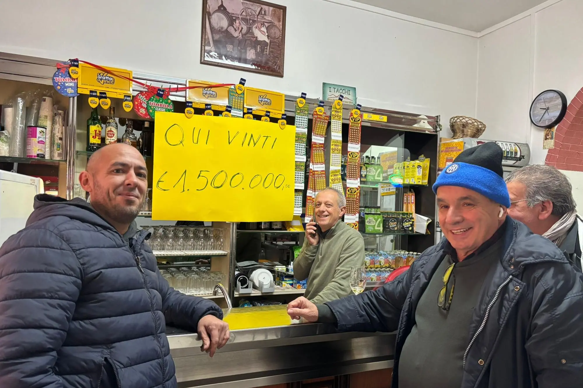 Clienti festeggiano la maxi vincita nel bar di Giuliano Piras (foto Secci)