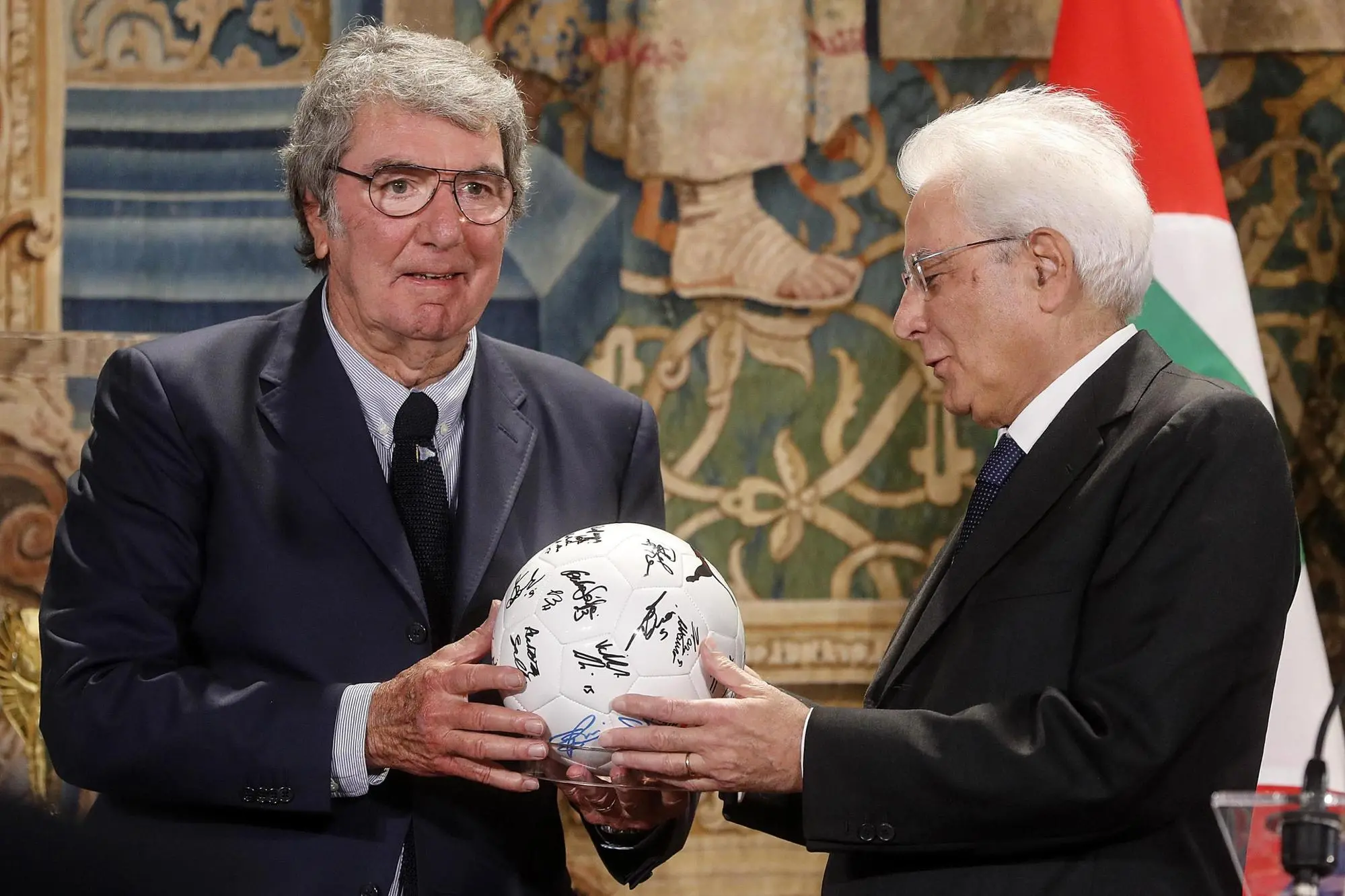 Dino Zoff, qui con il capo dello Stato Sergio Mattarella (archivio)