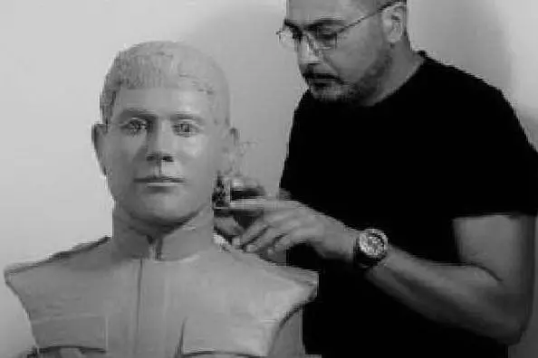 L'artista al lavoro per la realizzazione del busto