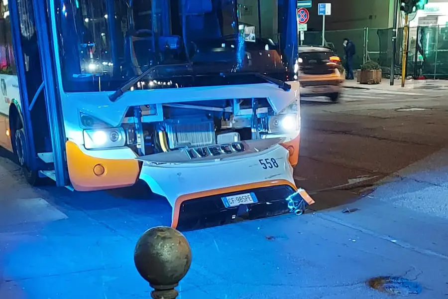 Il bus colpito (foto L'Unione Sarda)