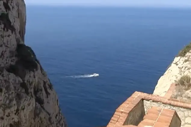 La scalinata che porta alla Grotta di Nettuno (foto Fiori)