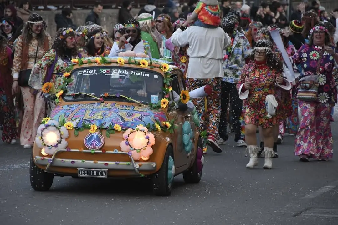 Un momento della sfilata di carnevale lungo le strade di Iglesias