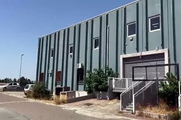 Cagliari, spara contro l'insegnante di una palestra e poi si uccide