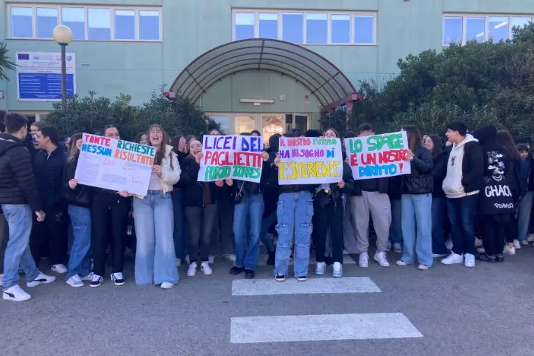 Studenti, genitori e insegnanti protestano al Liceo Linguistico (foto Pala)