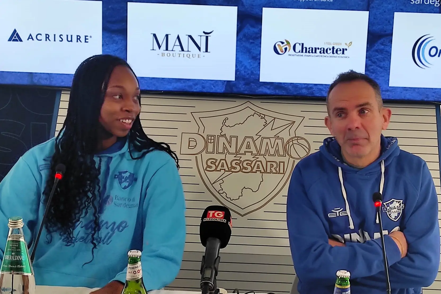 Il centro Egwoh e il coach Citrini scherzano prima della conferenza stampa (foto G. Marras)