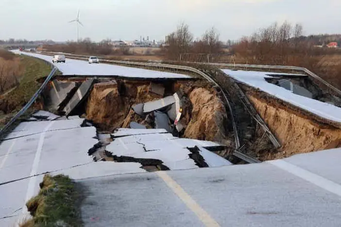 Il tratto autostradale tedesco crollato. Foto da Twitter