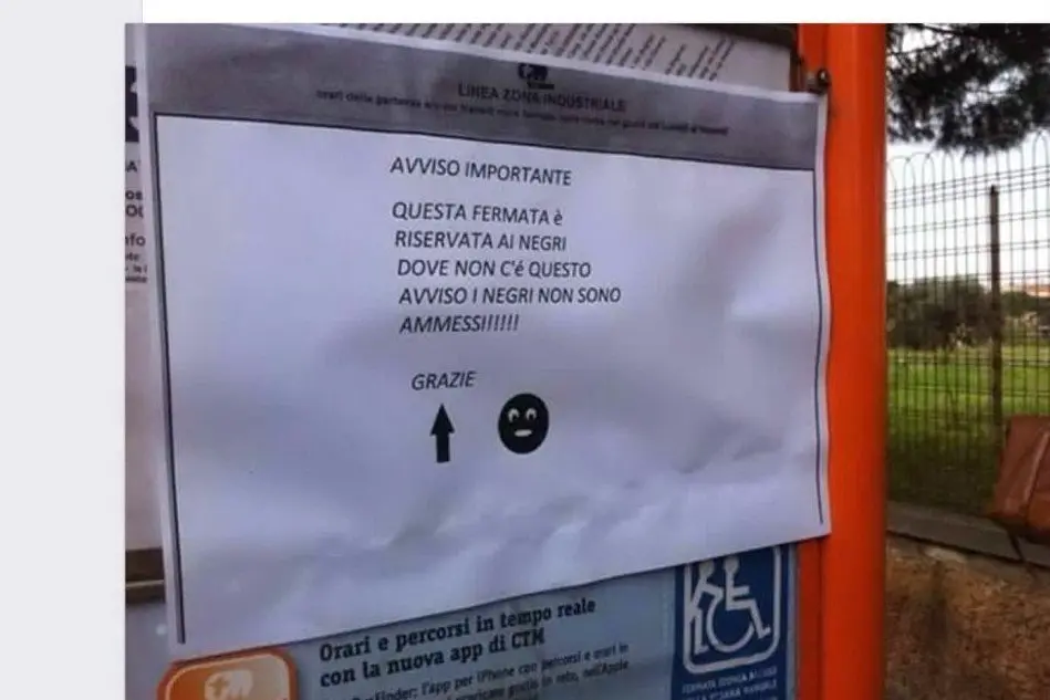 Il cartello affisso alla pensilina del Ctm