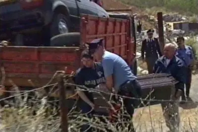 Il corpo dell'ex carabiniere viene portato via del luogo del delitto