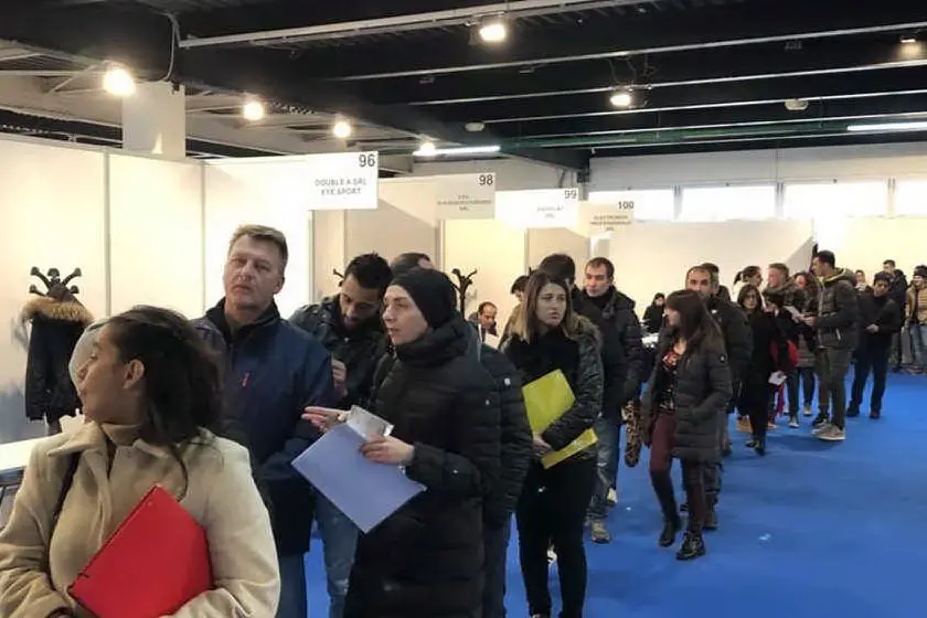 La lunga coda di persone in cerca di lavoro al "Sardinian Job Day" (archivio L'Unione Sarda)