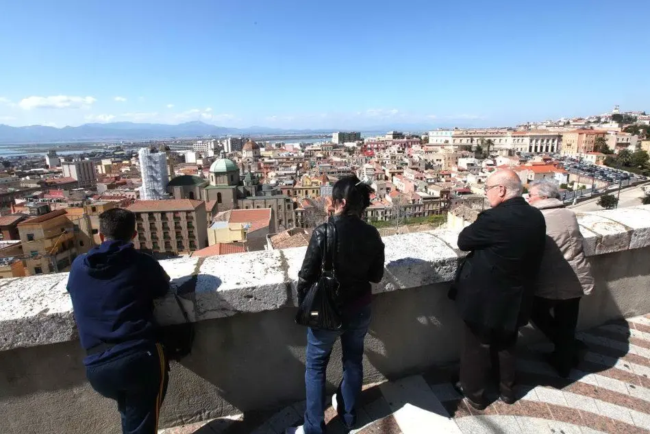 Una spettacolare panoramica di Cagliari vista dal Bastione