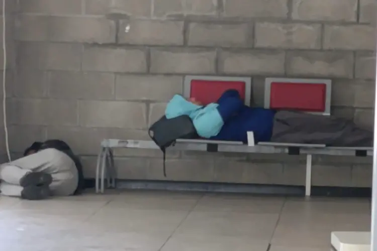 Migranti bivaccano alla stazione marittima di Porto Torres (foto Pala)