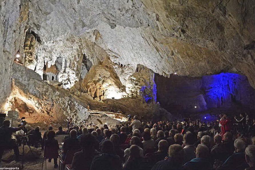 Domusnovas, la magia del canto corale nella grotta di San Giovanni