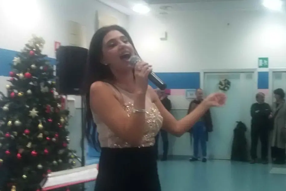 Maria Giovanna Cherchi durante il concerto per i paziente delle cliniche universitarie di Sassari