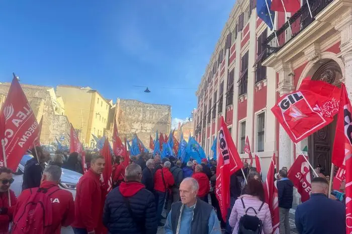 I sindacati in piazza (Ansa)