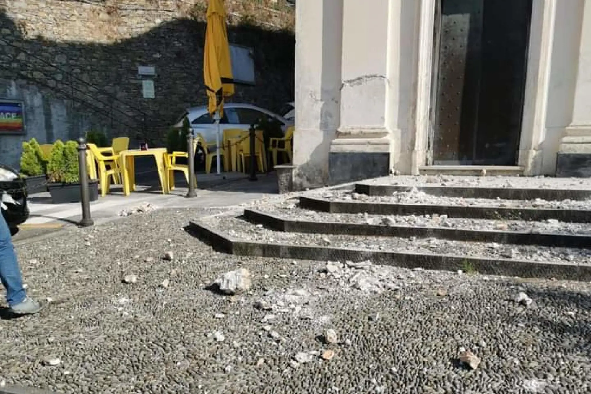 I calcinacci caduti dalla chiesa di Pieve Ligure, Genova (Ansa - Twitter &quot;Il mondo dei terremoti&quot;)