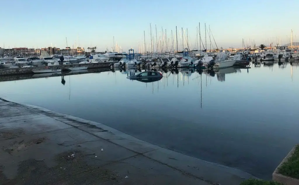 Il porto di Alghero e la vettura in mare (foto di un lettore)