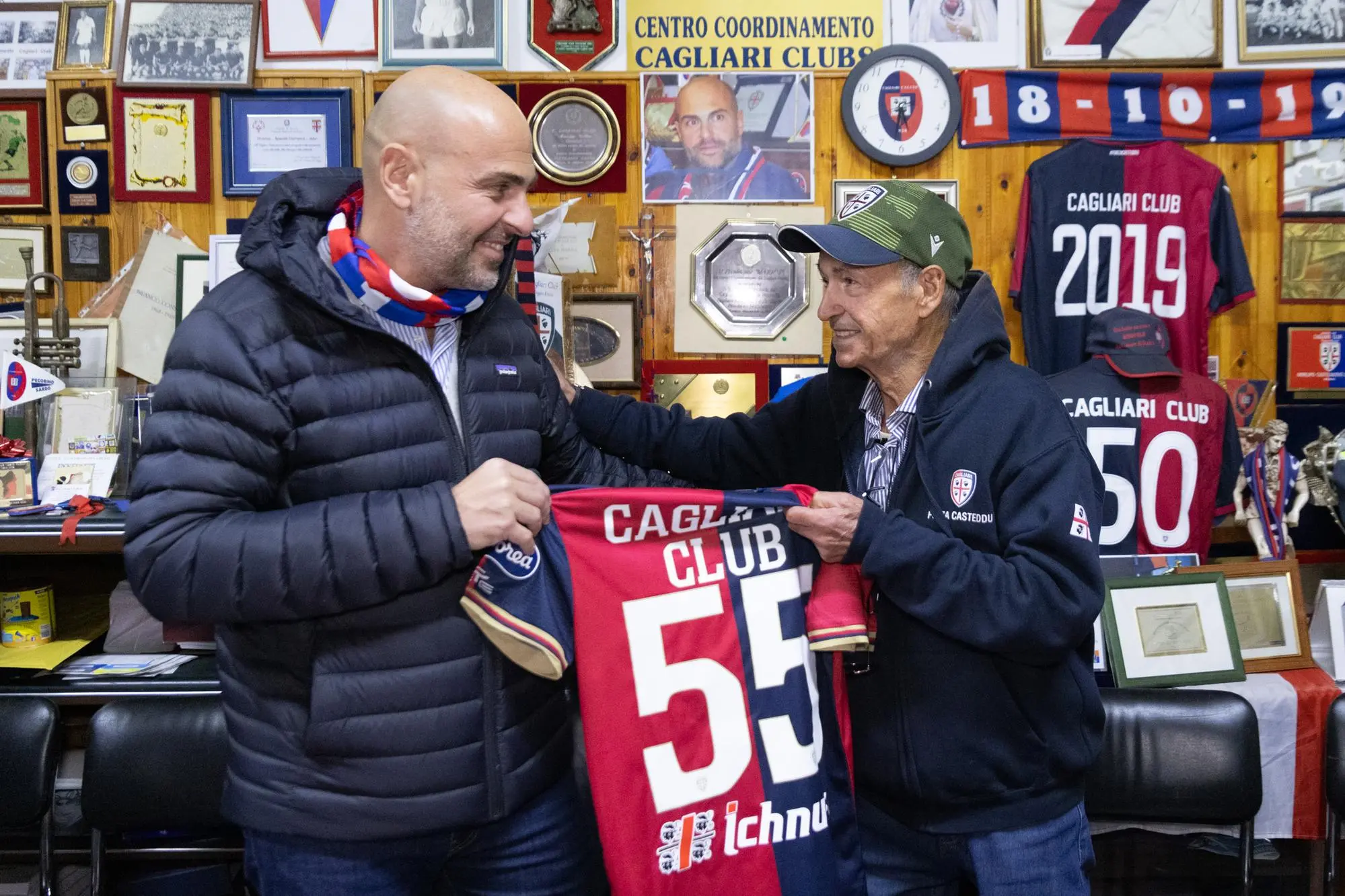 Tommaso Giulini con un tifoso (foto Cagliari Calcio)