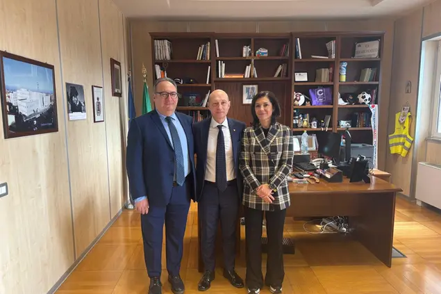 A sinistra Fortunato Marazzita, al centro il questore, a destra Bibiana Pala (foto concessa)