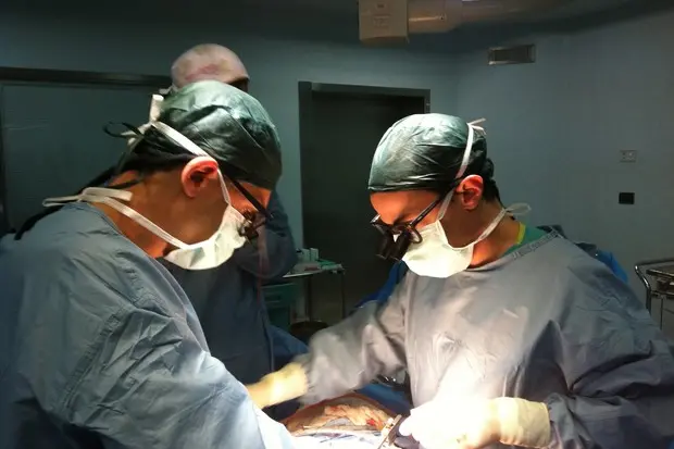 Operazione chirurgica (foto Ansa)