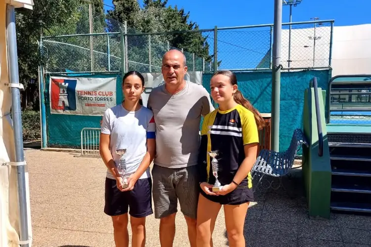 Due tenniste in gara col presidente Caria del Tv Porto Torres (foto concessa)