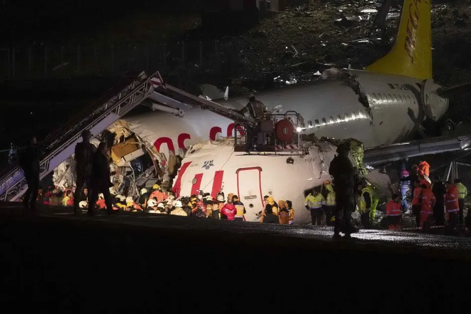 Dramma a Istanbul: un aereo si spezza in due in fase di atterraggio