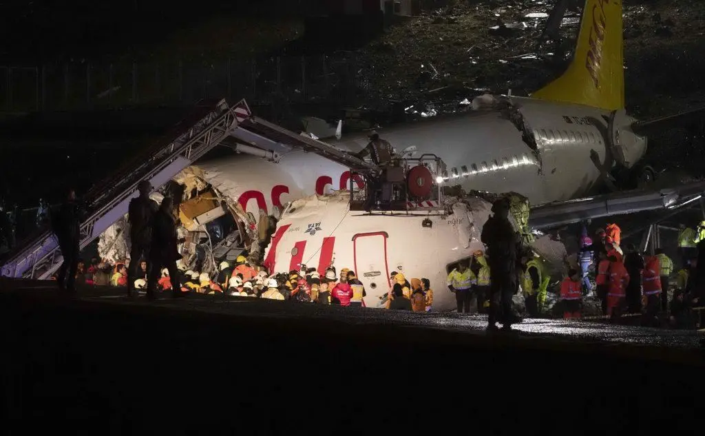 Dramma a Istanbul: un aereo si spezza in due in fase di atterraggio