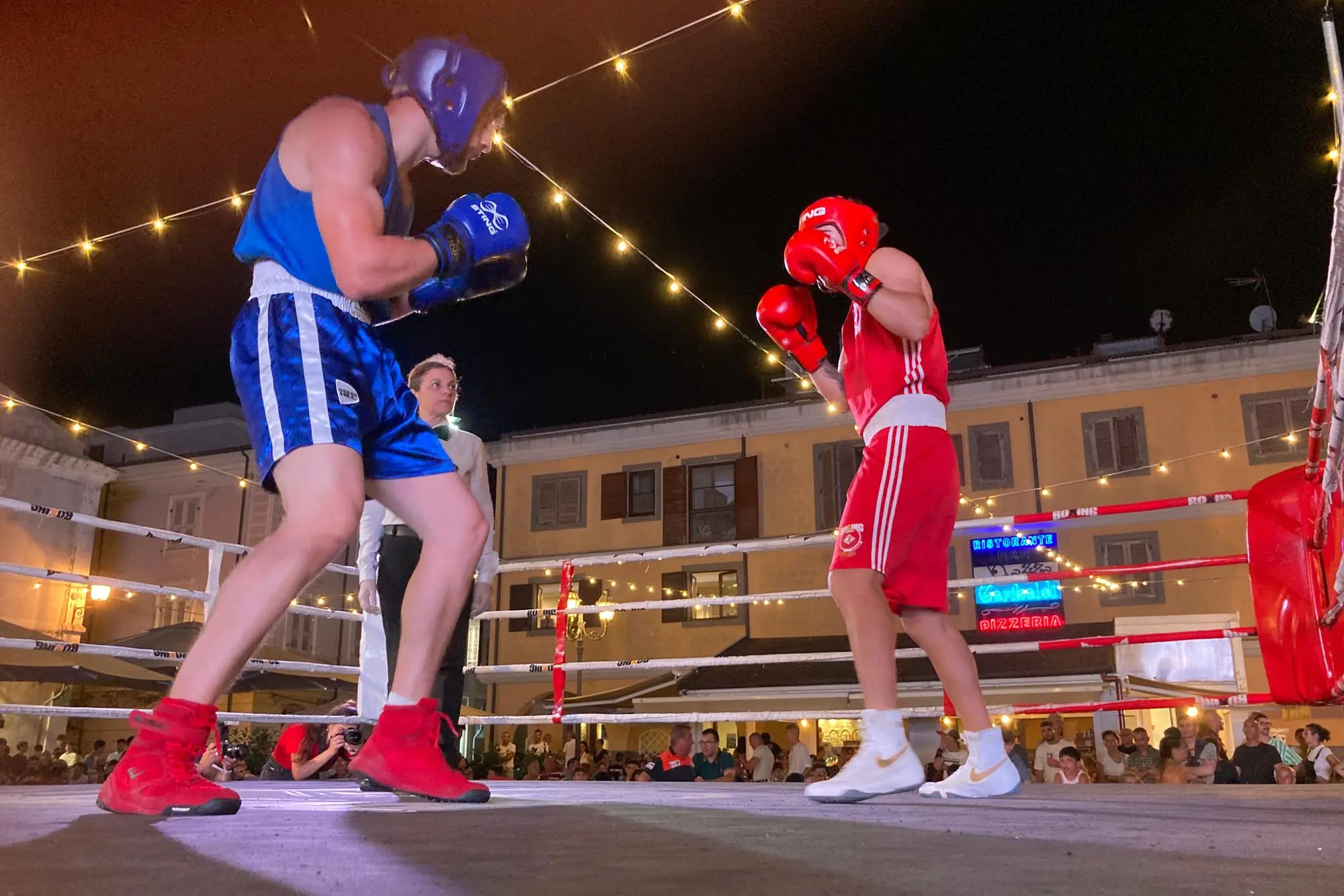 Un match sul ring a Porto Torres (foto Pala)